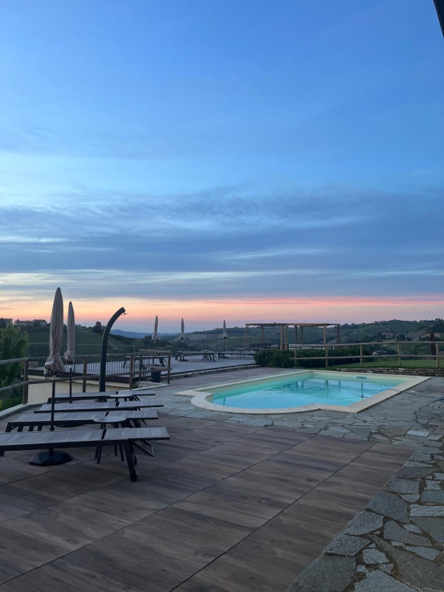 Hotel Le Cornici - Cascina Di Charme Diano dʼAlba Zewnętrze zdjęcie